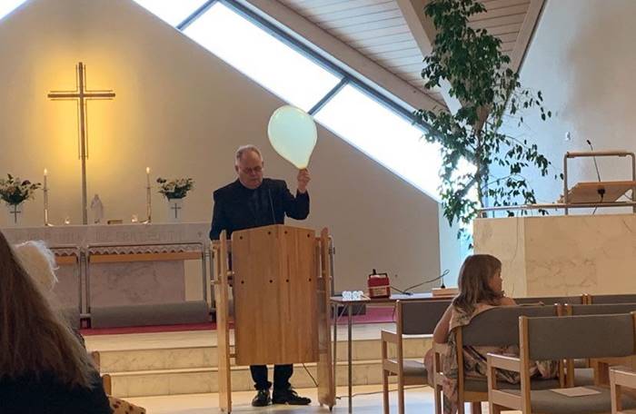 Sr. Bjarni Þór heldur á blöðru sem hann síðan sleppti